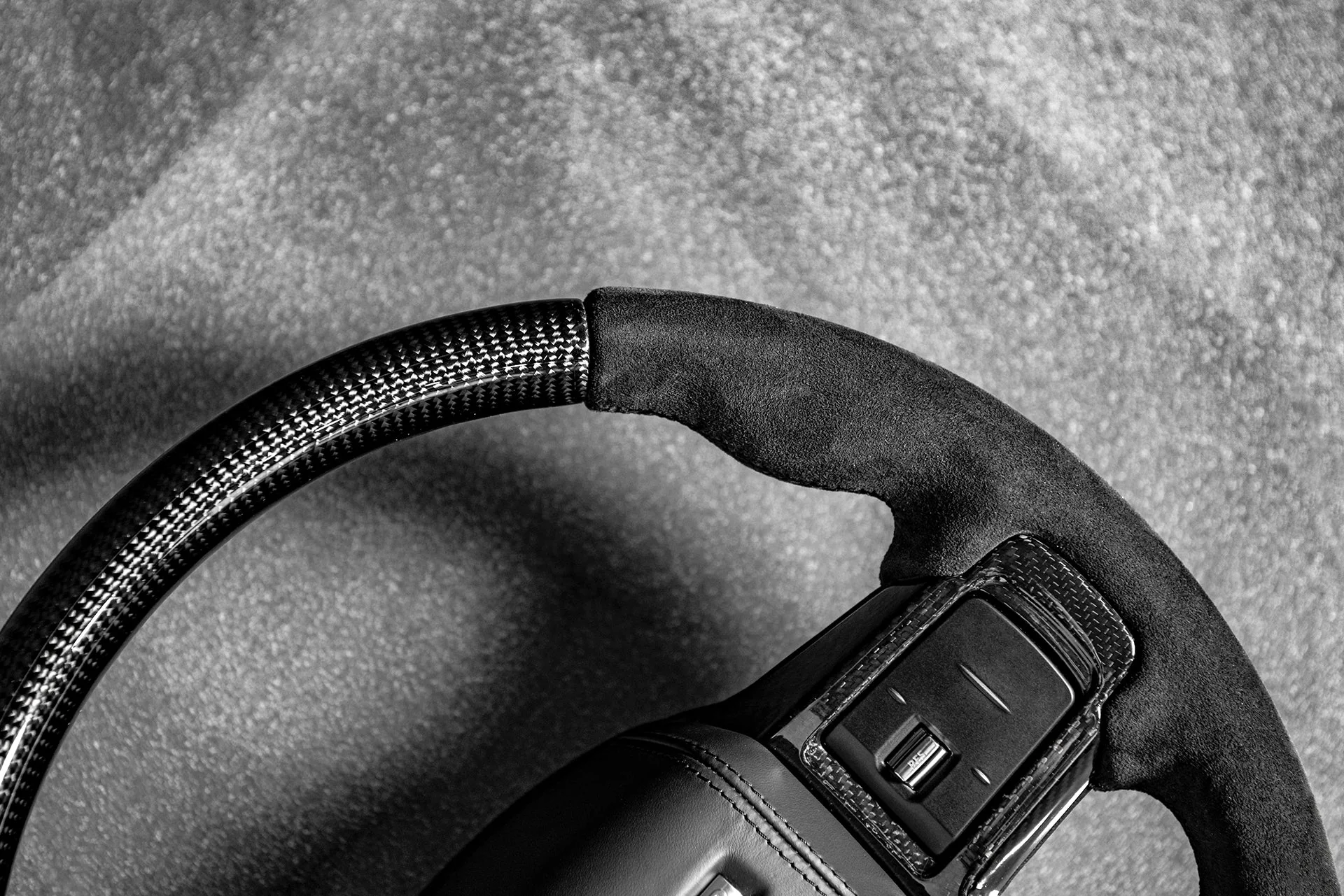 Land Rover Defender (2020 Onwards) Full Carbon Steering Wheel - Image 5